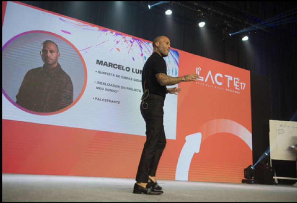 Marcelo speaking on stage at LACTE 17