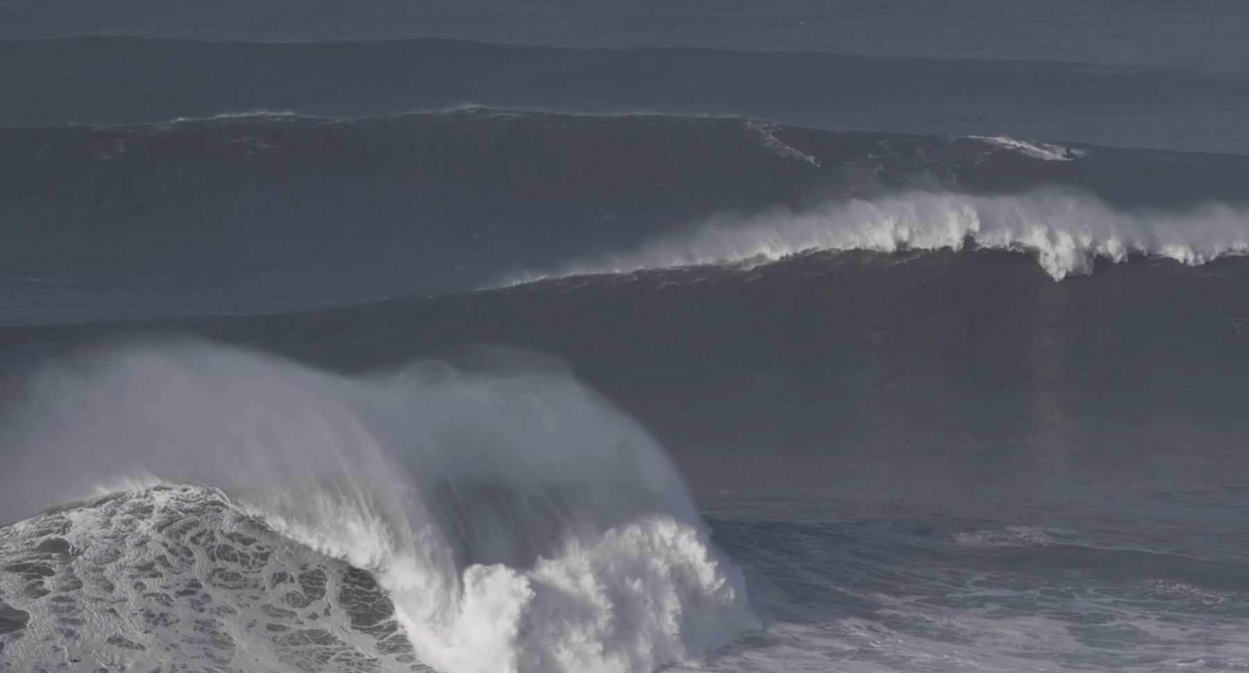 A set of giant waves marches in towards Nazaré